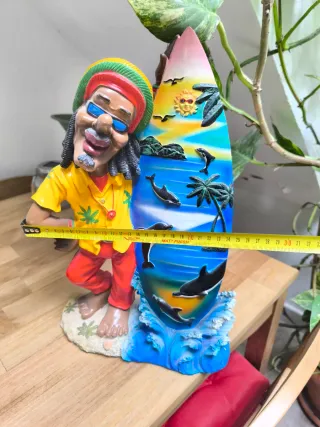 Figura Estilo Rasta con Tabla de Surf