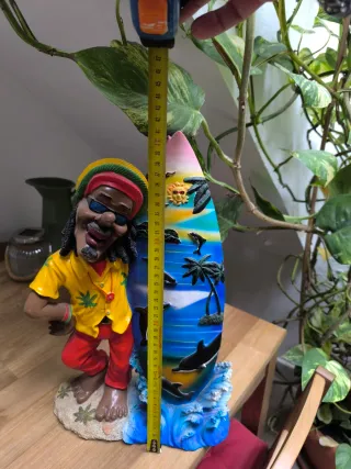 Figura Estilo Rasta con Tabla de Surf