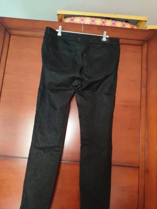 Pantalón Cortefiel brillo negro