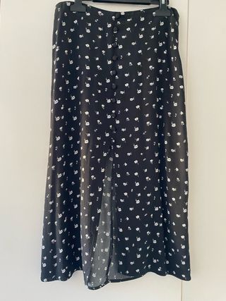 Falda midi floral negra con botones