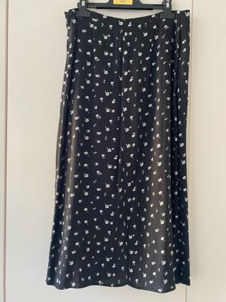 Falda midi floral negra con botones