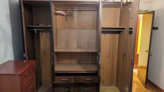 Armario de madera marrón