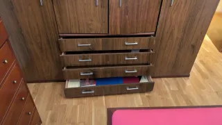 Armario de madera marrón