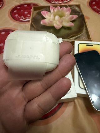 Estuche de carga AirPods Apple con cascos casi sin