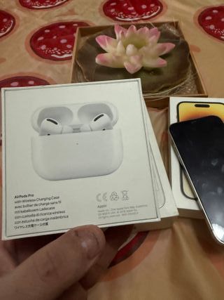 Estuche de carga AirPods Apple con cascos casi sin