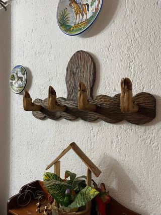 Perchero de madera con diseño animal