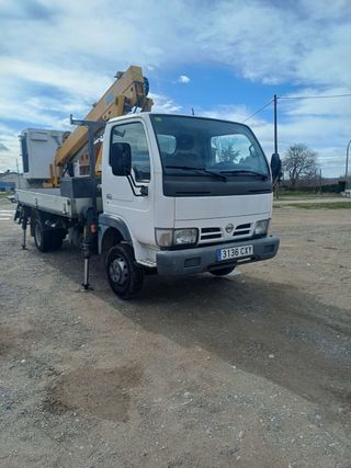 Camión Nissan con Pluma