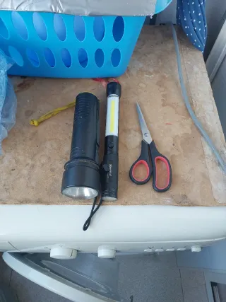 Linterna LED + Linterna Halógena + Tijeras