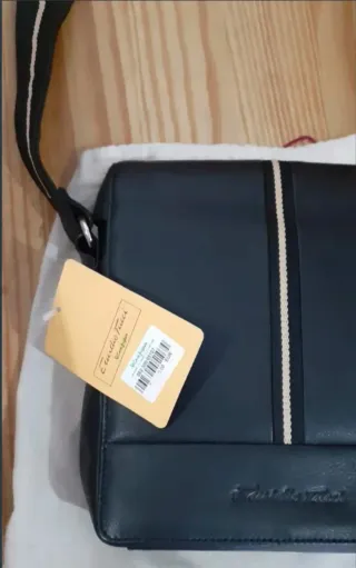 Marca: Emidio Tucci. Color: Negro.