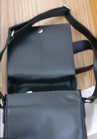 Marca: Emidio Tucci. Color: Negro.