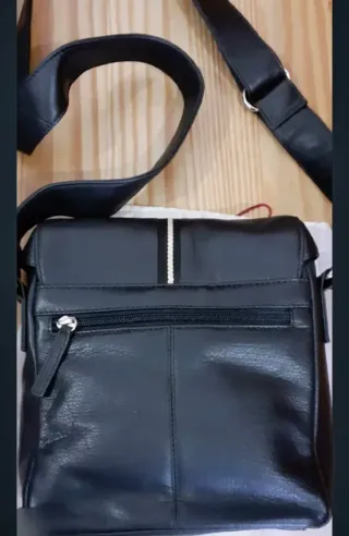 Marca: Emidio Tucci. Color: Negro.