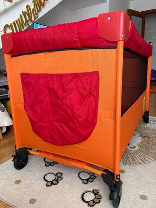 Cuna de viaje naranja con ositos
