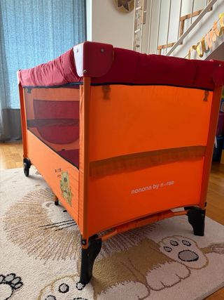 Cuna de viaje naranja con ositos