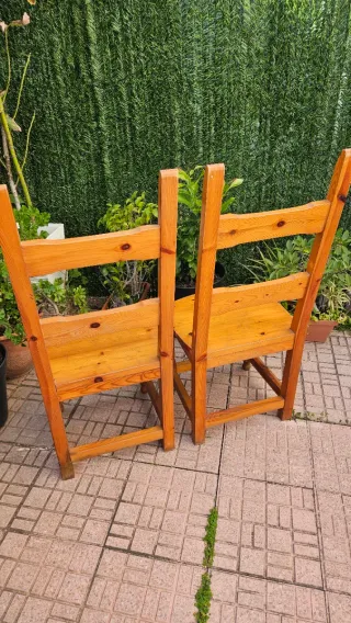 Pareja de sillas de madera maciza