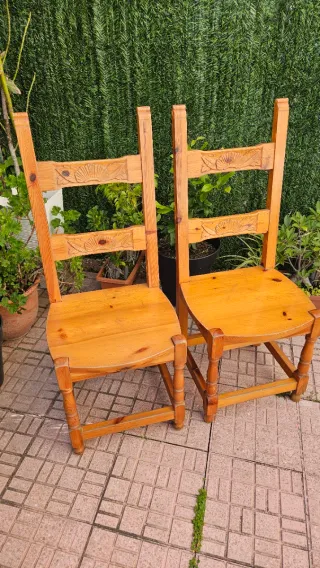 Pareja de sillas de madera maciza
