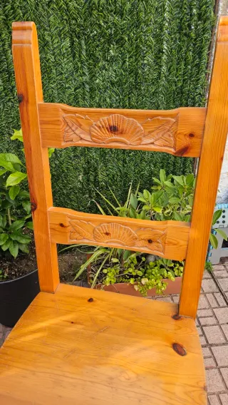 Pareja de sillas de madera maciza