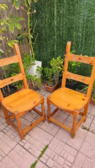 Pareja de sillas de madera maciza