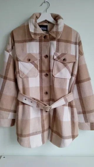 Chaqueta Pieces cuadros beige y marrón talla L