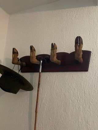 Perchero de madera con patas de animal