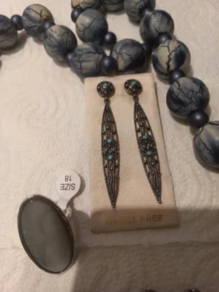 Conjunto de collar, pulsera, anillo y pendientes