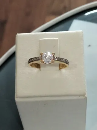 Anillo oro  con circonitas de mujer nuevo.
