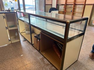 Mostrador de tienda madera, cristal y aluminio