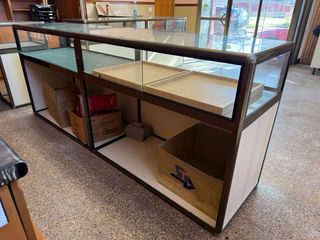 Mostrador de tienda madera, cristal y aluminio