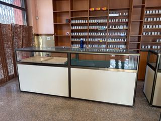 Mostrador de tienda madera, cristal y aluminio