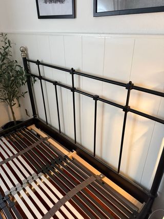 Estructura de cama de metal negra