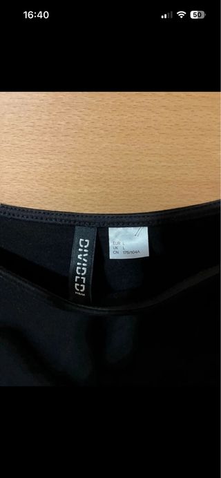 Vestido negro mini con tirantes de pedrería