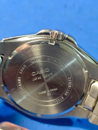 Reloj Casio MTP-1305D Negro, color oro Rosado