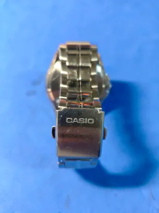 Reloj Casio MTP-1305D Negro, color oro Rosado