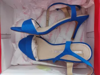 Sandalias de tacón medio.