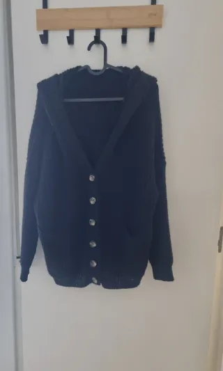 Chaqueta con capucha de lana acrílica