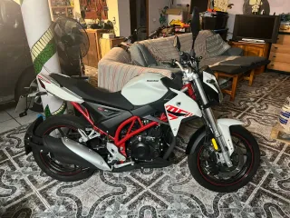 Moto negra y blanca macbor shifter 125 cc 459 km