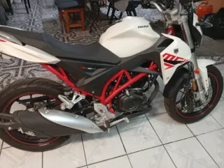 Moto negra y blanca macbor shifter 125 cc 459 km