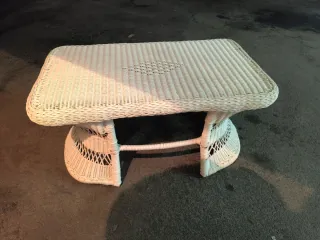 Mesa de jardín de mimbre blanca