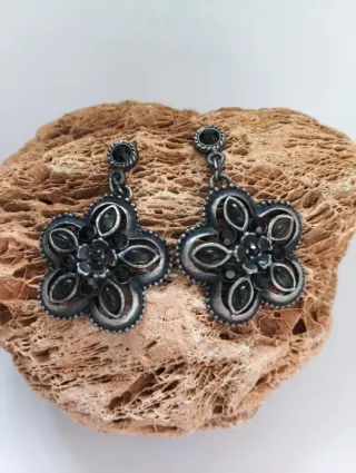 Pendientes flor con piedras negras