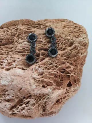 Pendientes flor con piedras negras