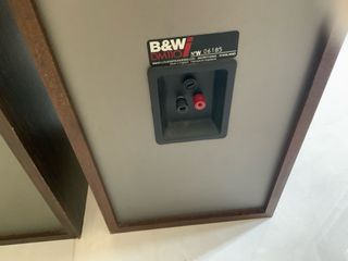 Altavoces B&W negros y marrones