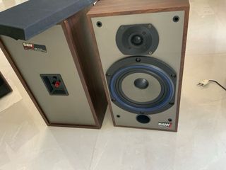 Altavoces B&W negros y marrones