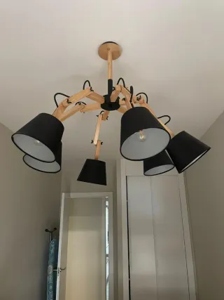 Lámpara de madera y metal negra