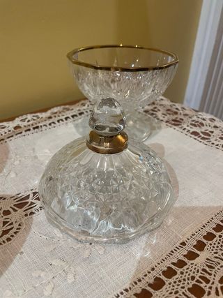 Bombonera de cristal tallado  con filo de oro.