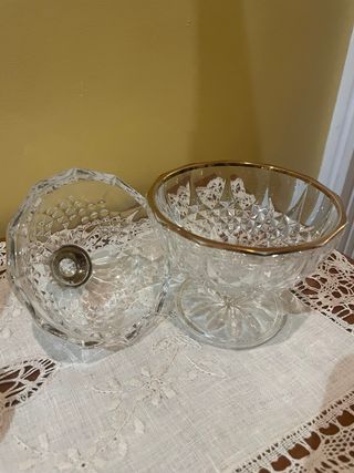 Bombonera de cristal tallado  con filo de oro.