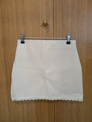 Falda Zara blanca con perlas