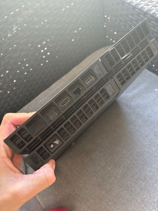 PS4 (PlayStation 4) Negra + Mando Rojo