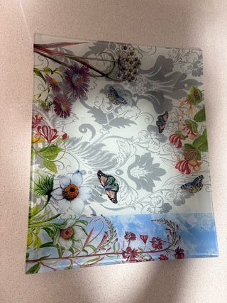 Bandeja de cristal decorada con flores y mariposas