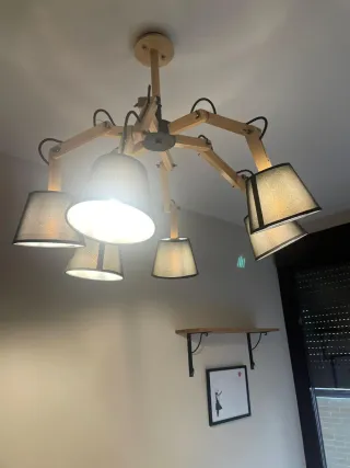 Lámpara de madera y tela