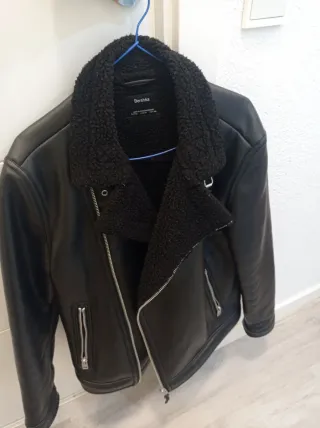 Cazadora negra con forro de borrego