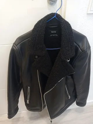 Cazadora negra con forro de borrego